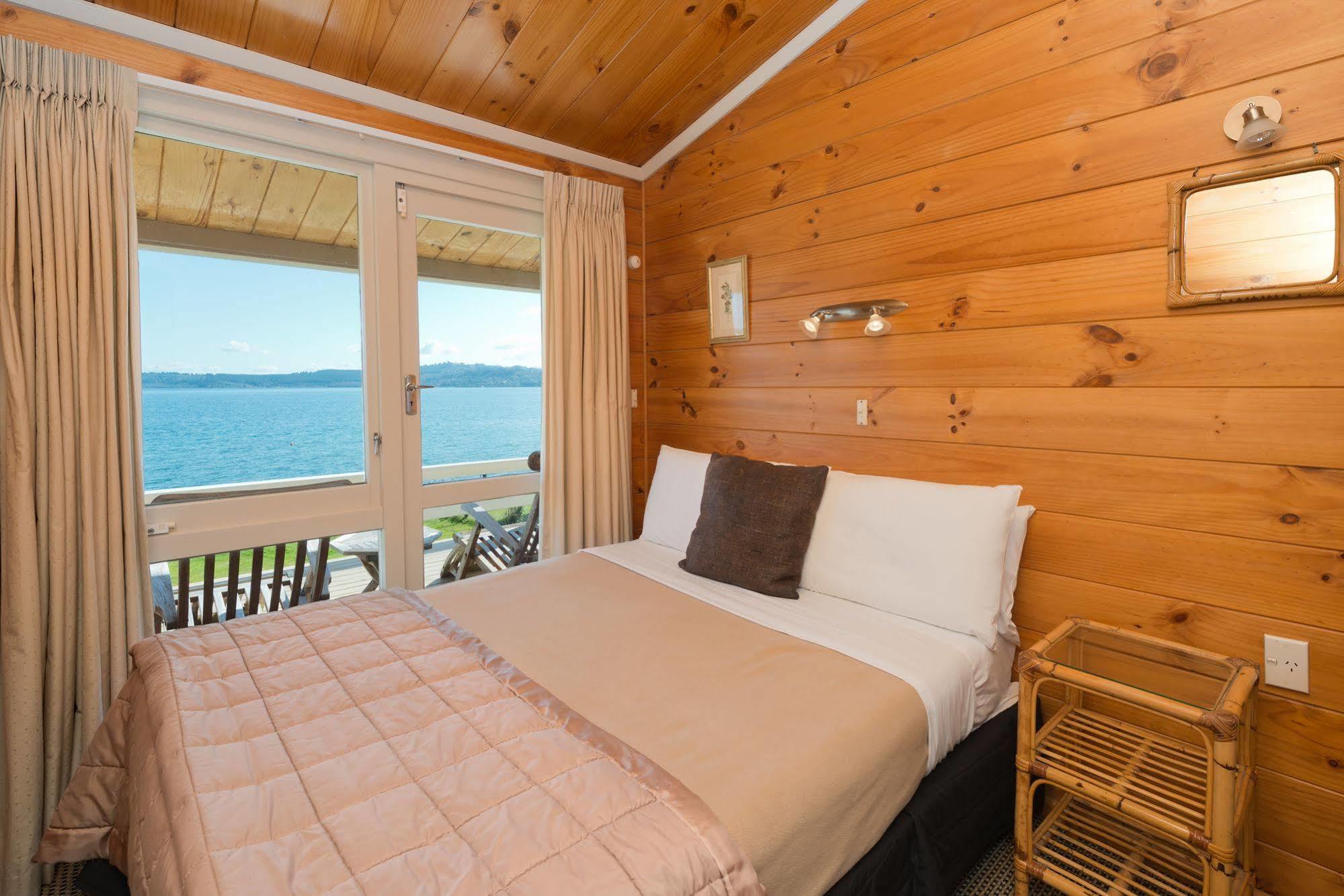 Oasis Beach Motel Taupo Exterior foto