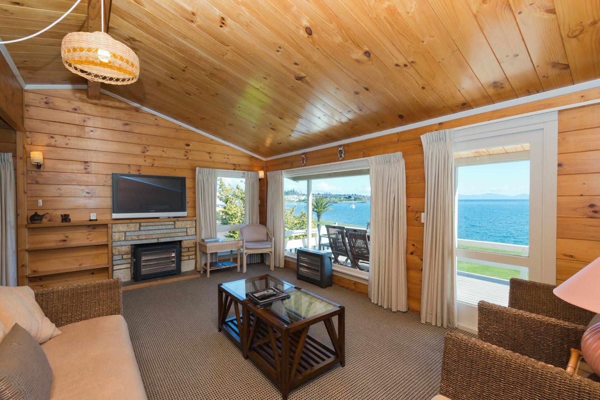 Oasis Beach Motel Taupo Exterior foto