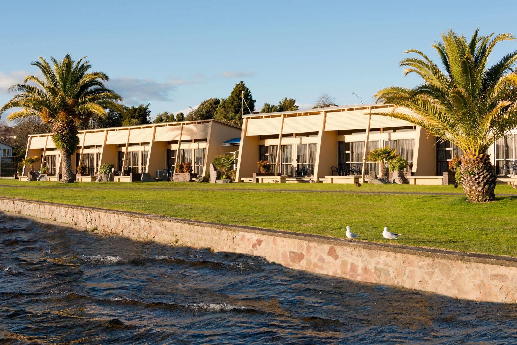 Oasis Beach Motel Taupo Exterior foto